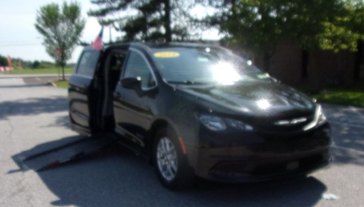 Black Chrysler Voyager image number 3