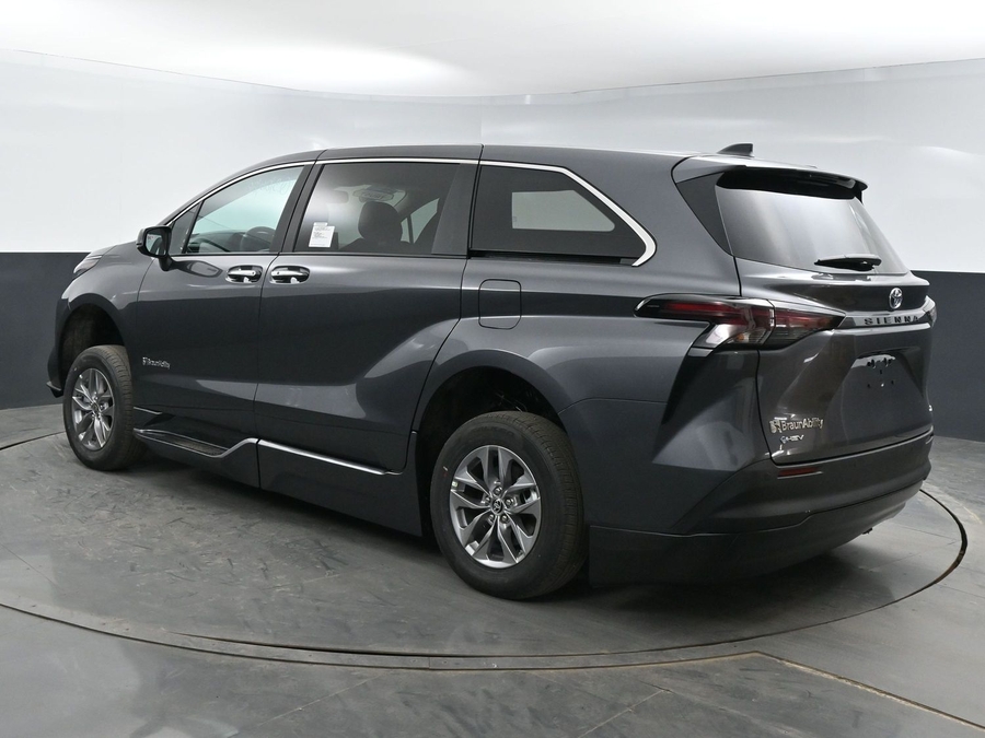 New 2025 Toyota Sienna Hybrid XLE Base - BraunAbility Side Entry Entry In Floor Automatic Ramp