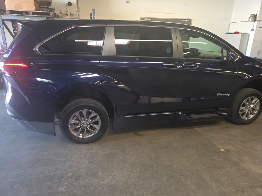 Used 2022 Toyota Sienna Hybrid LE - BraunAbility Side Entry Fold Out Automatic Ramp