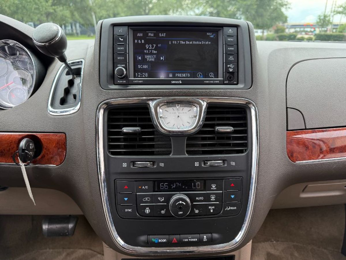 Número de imagen de Chrysler Town and Country blanco 14