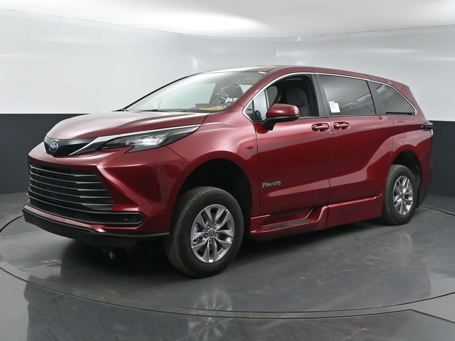New 2025 Toyota Sienna Hybrid LE - BraunAbility Side Entry Entry Fold Out Automatic Ramp