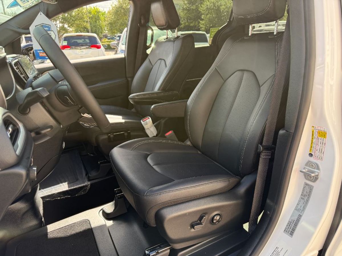 2025 CHRYSLER PACIFICA - Image 10