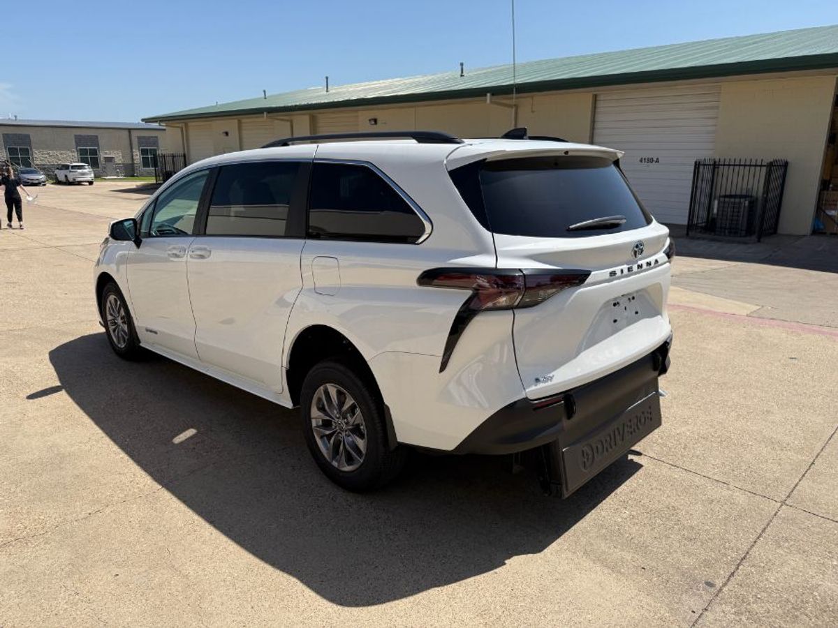 White Toyota Sienna image number 4