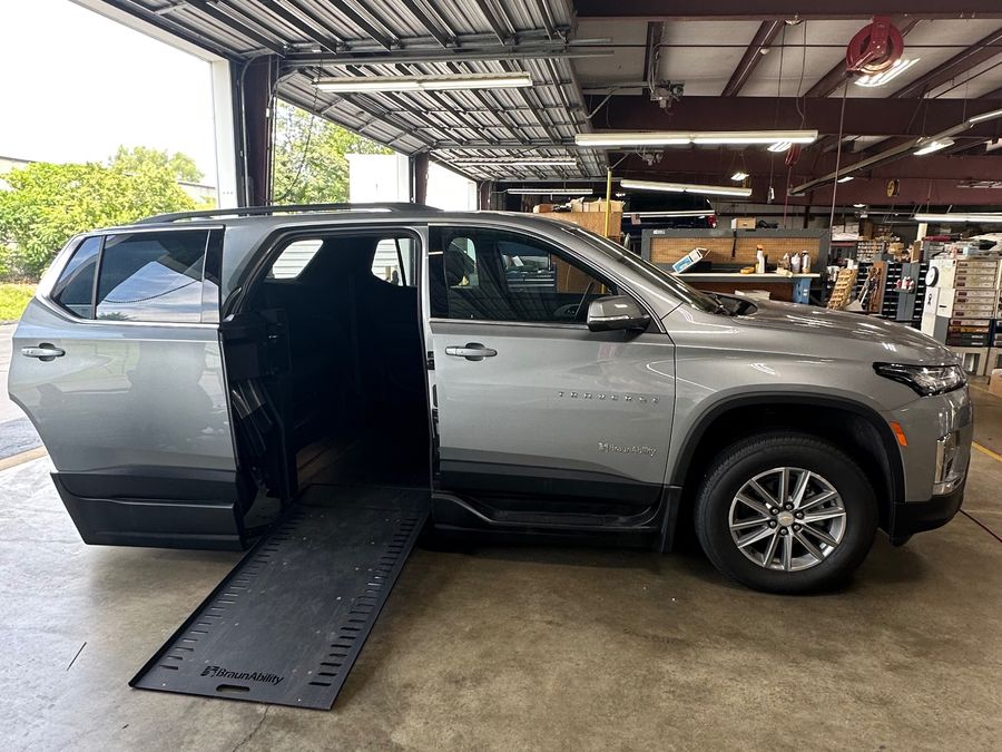Used 2023 Chevrolet Traverse 1LT Cloth - BraunAbility Side Entry Entry In Floor Automatic Ramp