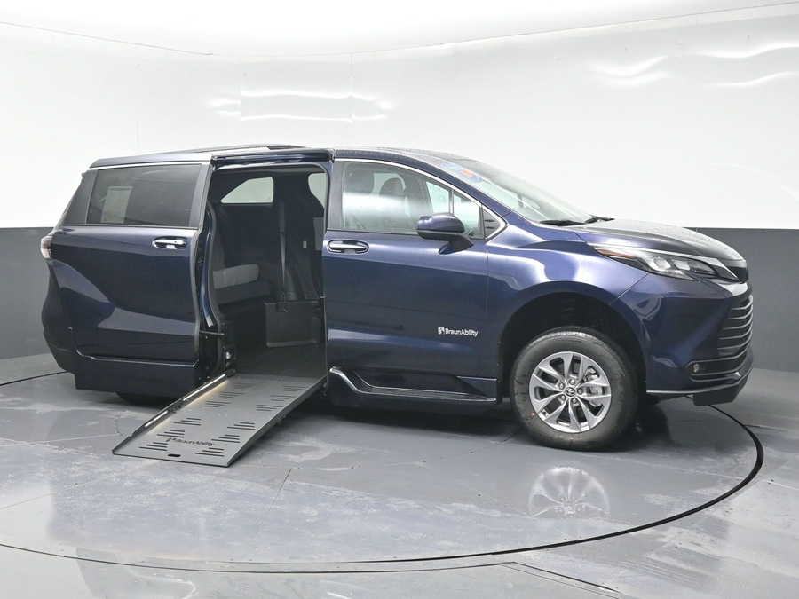 New 2025 Toyota Sienna Hybrid XLE Plus - BraunAbility Side Entry Entry Fold Out Automatic Ramp