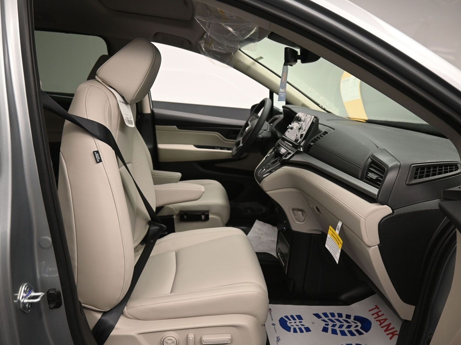 Silver Honda Odyssey image number 8