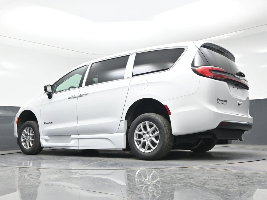 White Chrysler Pacifica image number 13