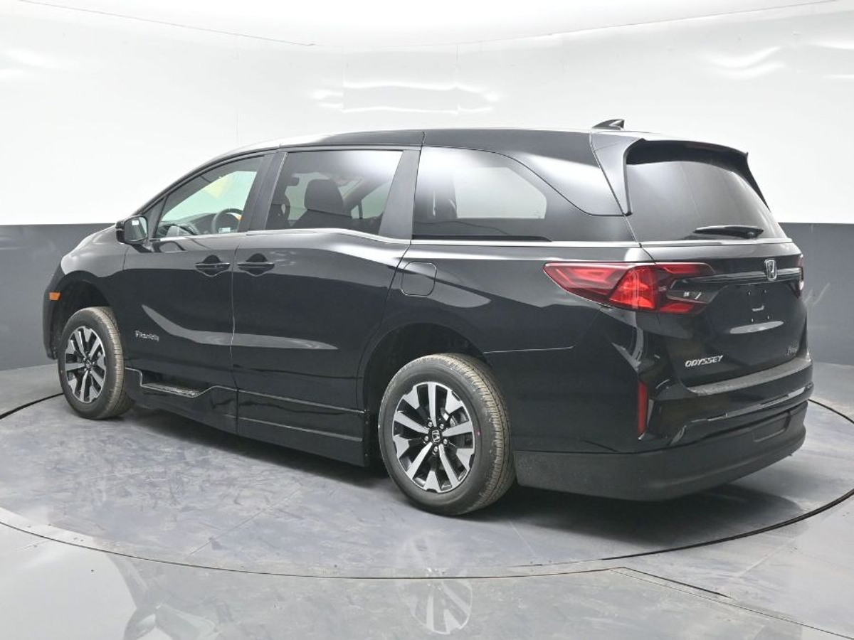 Black Honda Odyssey image number 4