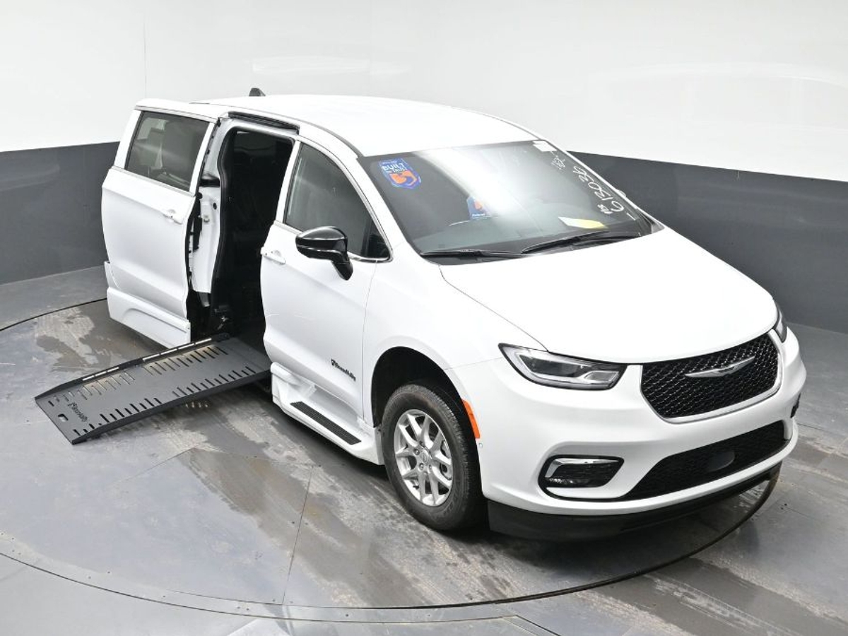 White Chrysler Pacifica image number 22