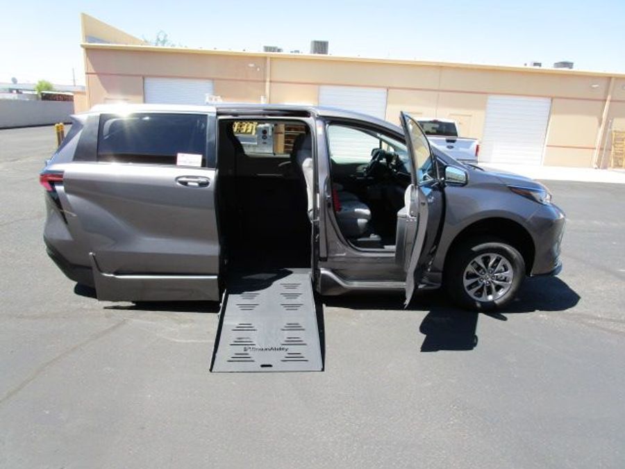 Used 2021 Toyota Sienna Hybrid LE - BraunAbility Side Entry Entry Fold Out Automatic Ramp