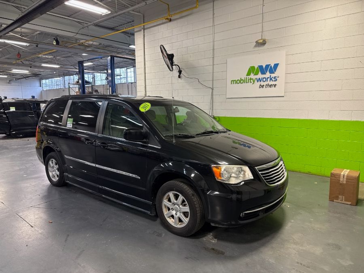 2011 CHRYSLER TOWN AND COUNTRY - Image 4