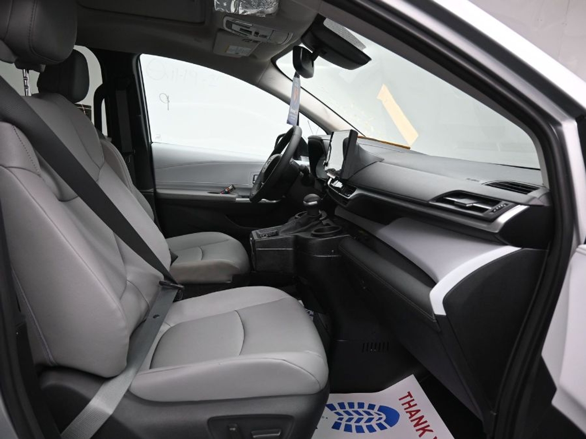 2025 TOYOTA SIENNA - Image 9
