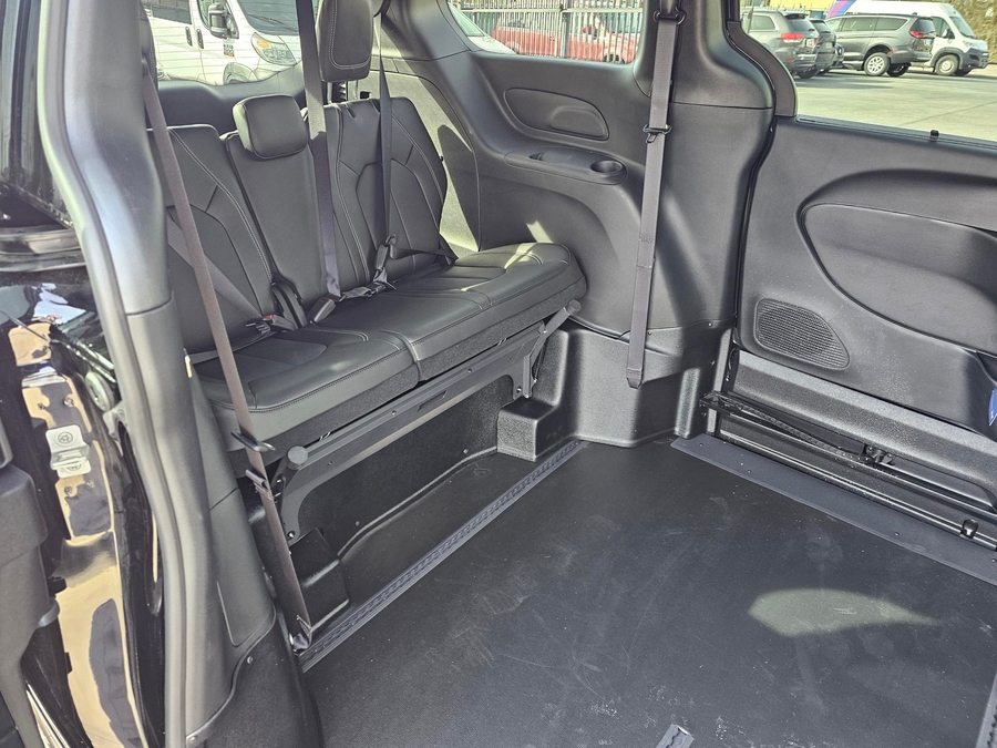 Black Chrysler Pacifica image number 9