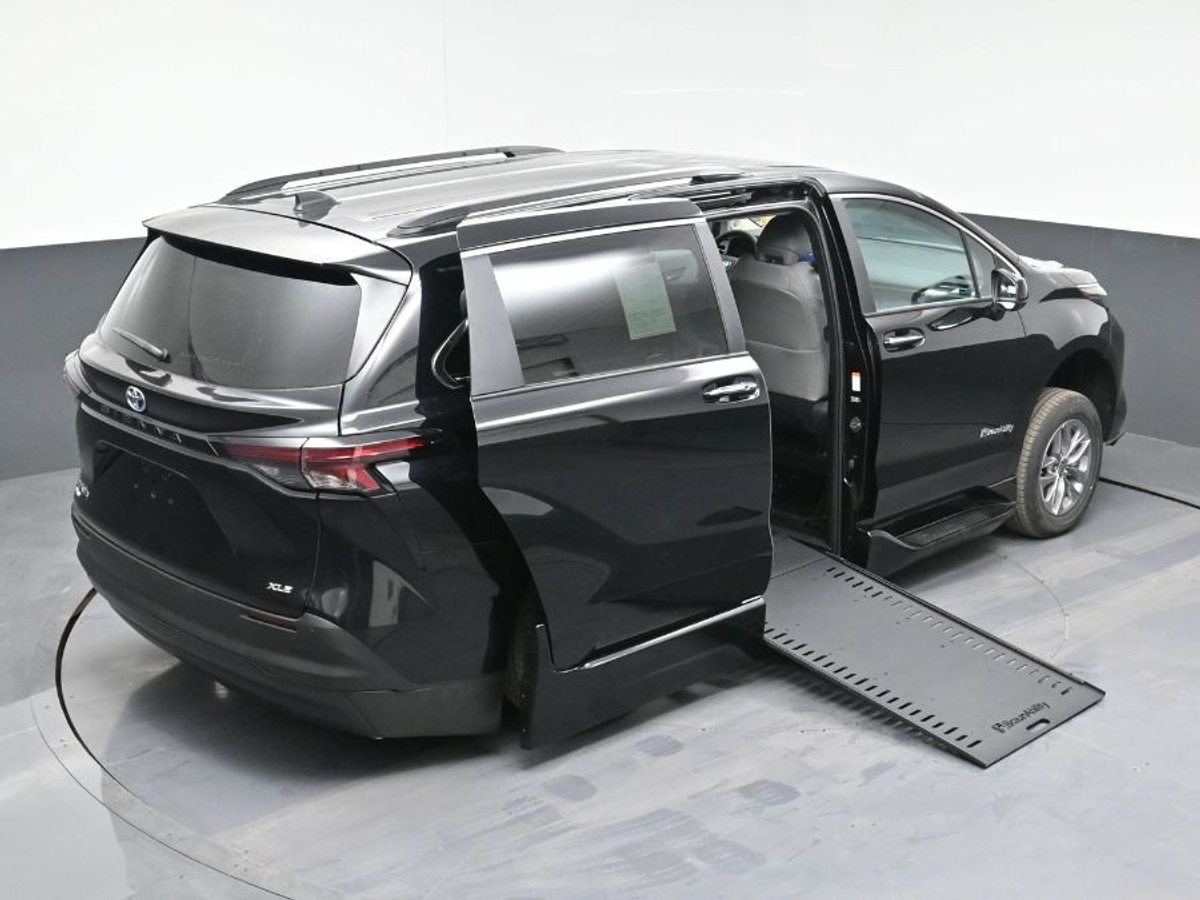 Black Toyota Sienna image number 25