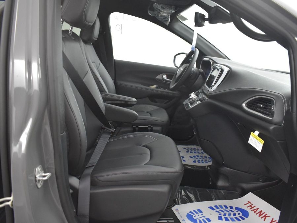 2025 CHRYSLER PACIFICA - Image 9