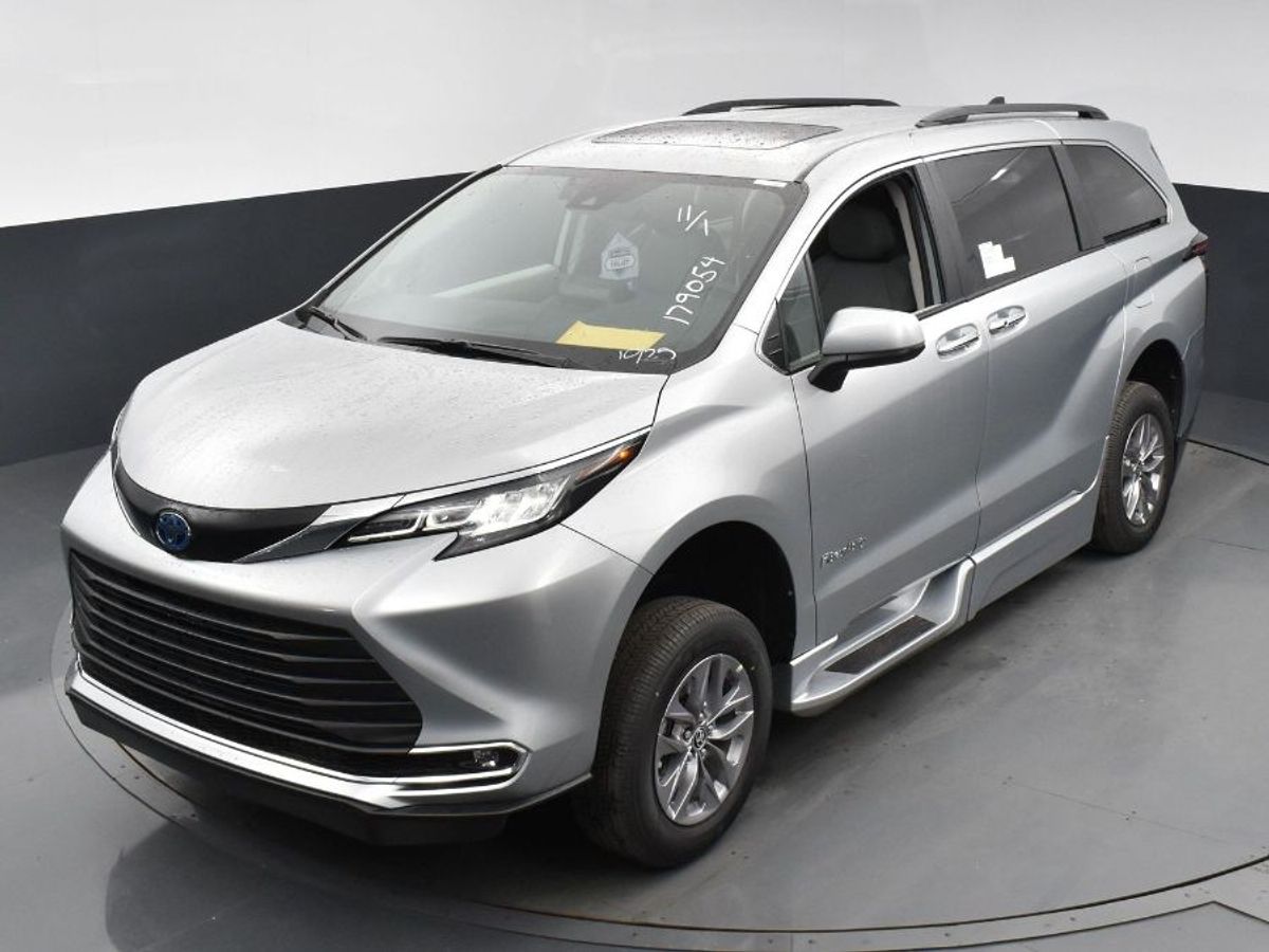 Silver Toyota Sienna image number 10
