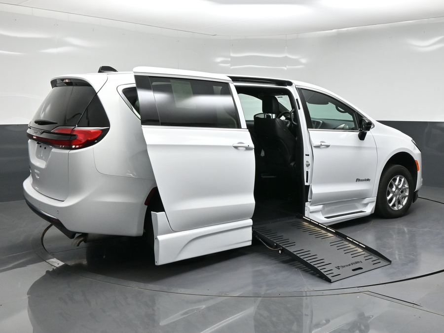 New 2027 Chrysler Pacifica Select Safety - BraunAbility Side Entry Fold Out Automatic Ramp