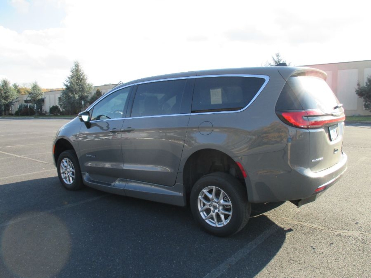 Grey Chrysler Pacifica image number 3