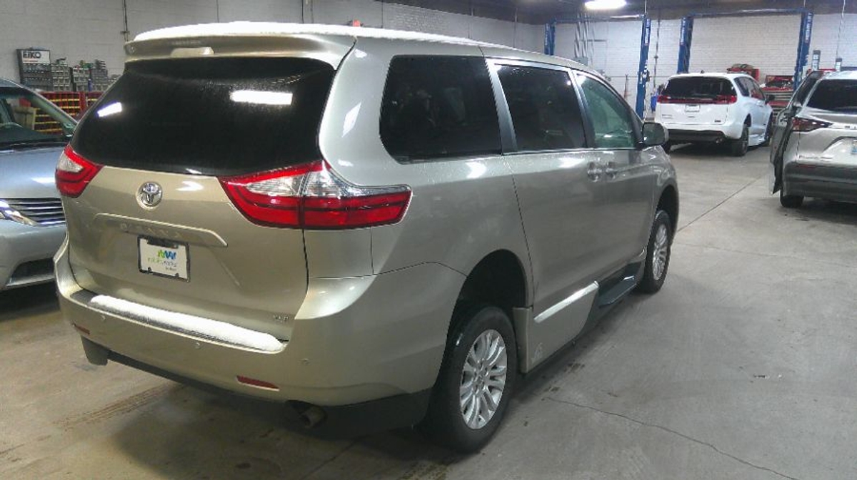 2015 TOYOTA SIENNA - Image 7