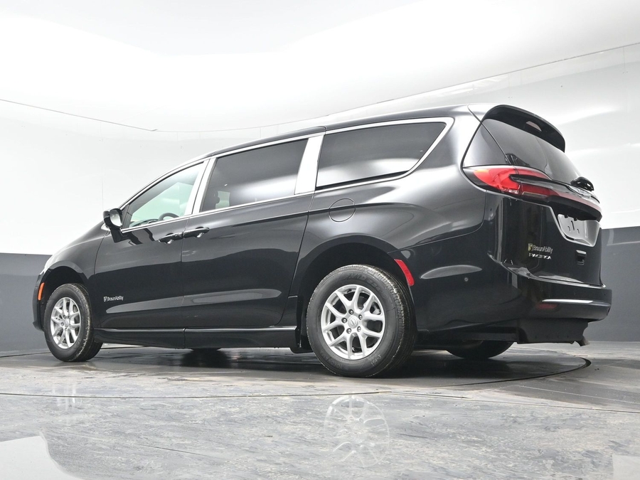 Black Chrysler Pacifica image number 20