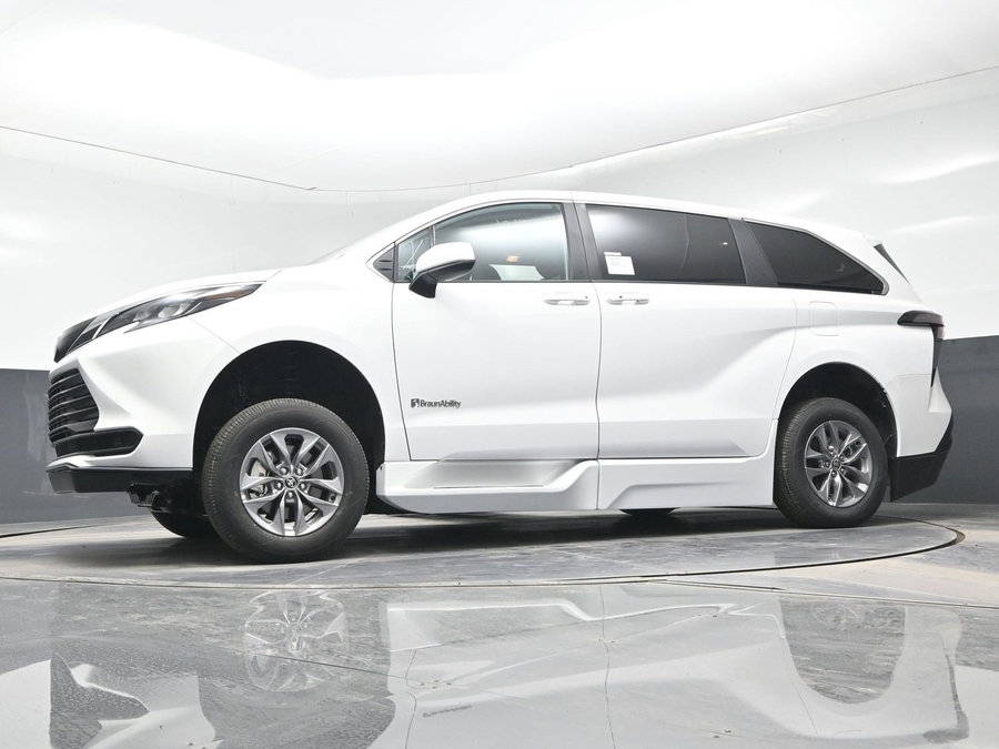 New 2025 Toyota Sienna Hybrid LE - BraunAbility Side Entry Entry Fold Out Automatic Ramp