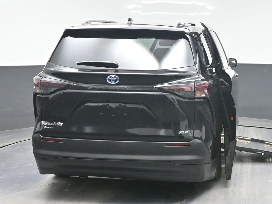 Black Toyota Sienna image number 5