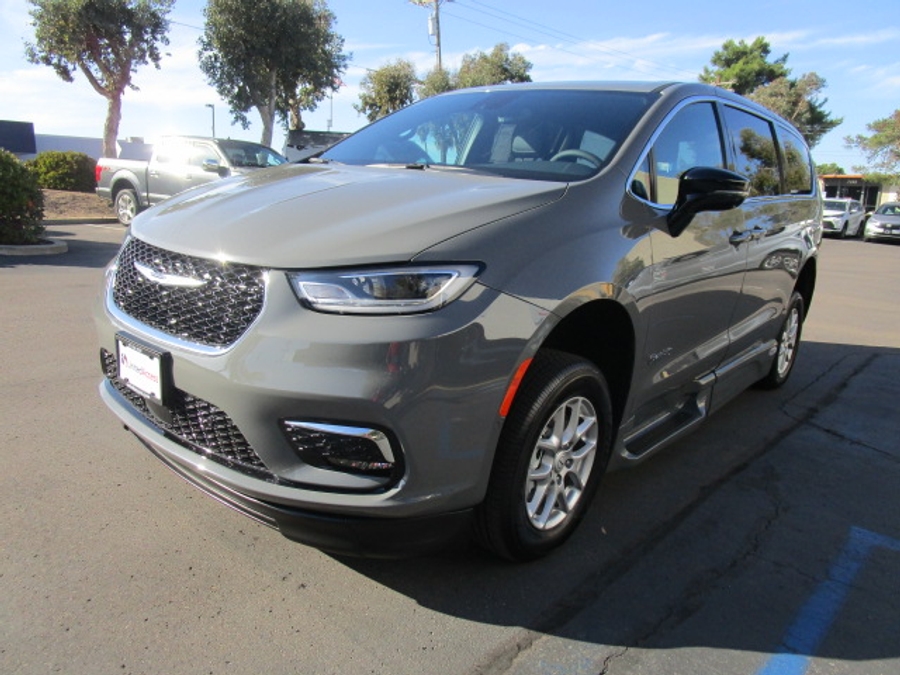 New 2025 Chrysler Pacifica Select Safety - BraunAbility Side Entry Entry Fold Out Automatic Ramp