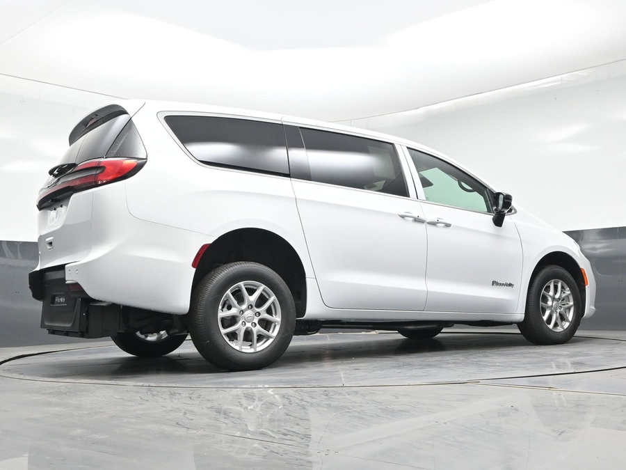 White Chrysler Pacifica image number 20