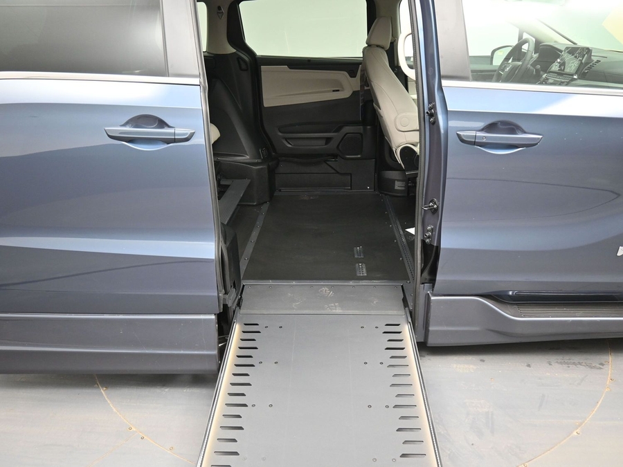 Blue Honda Odyssey image number 10