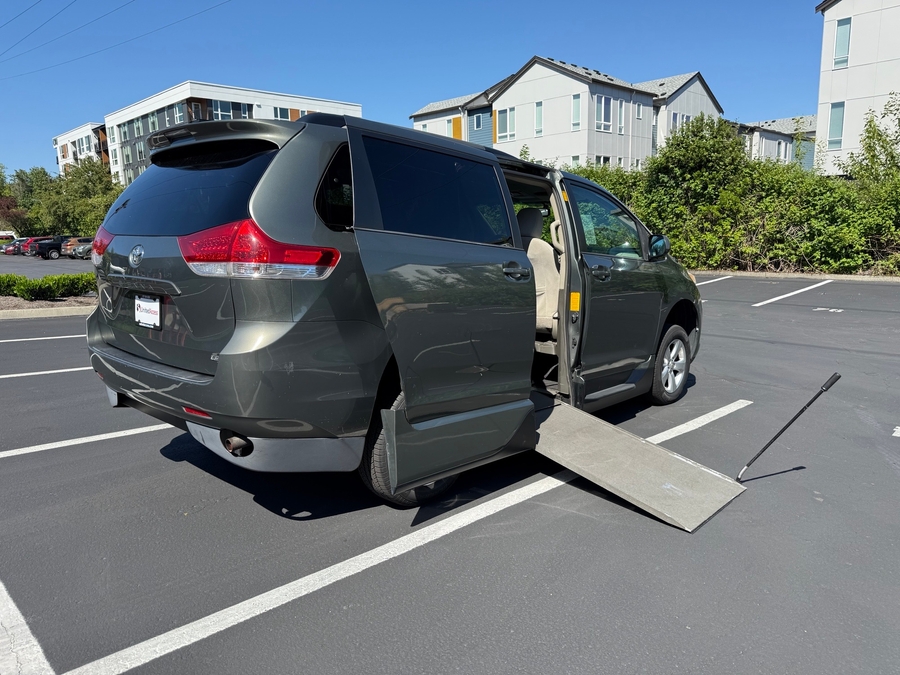 Used 2013 Toyota Sienna LE - VMI Side Entry Entry In Floor Manual Ramp