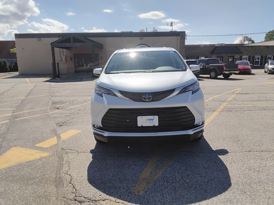 Silver Toyota Sienna image number 2