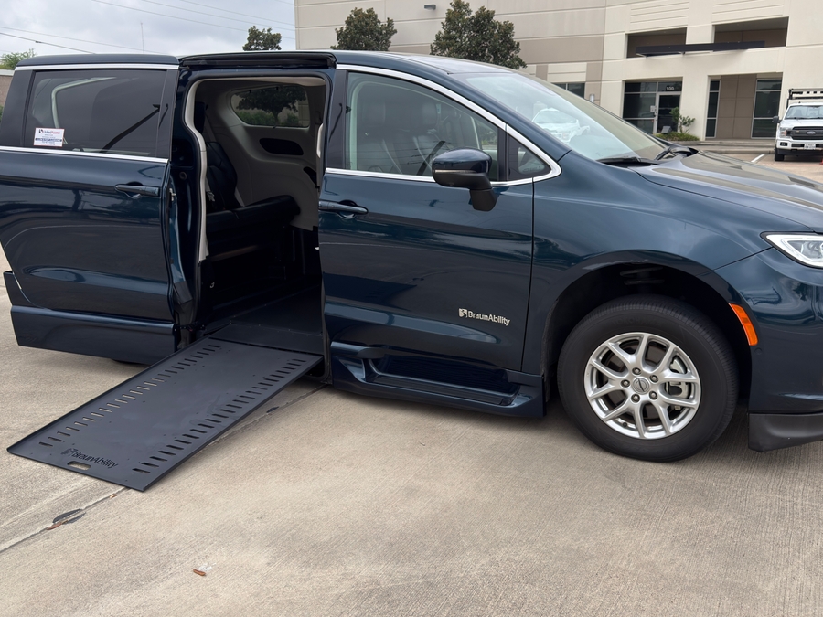 Used 2023 Chrysler Pacifica Touring L Plus - BraunAbility Side Entry Entry In Floor Automatic Ramp