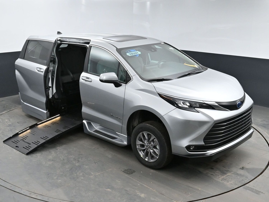 New 2025 Toyota Sienna Hybrid XLE Base - BraunAbility Side Entry Entry Fold Out Automatic Ramp