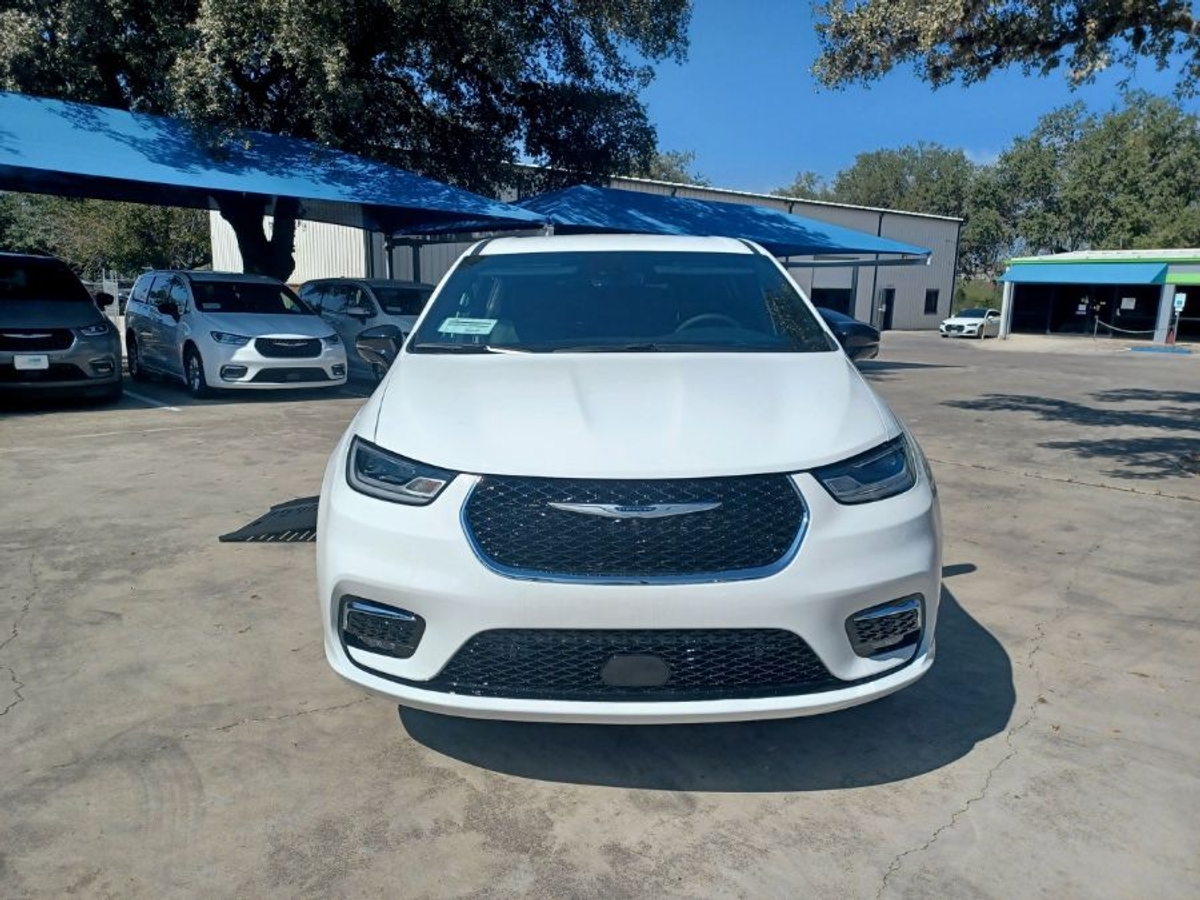 White Chrysler Pacifica image number 4