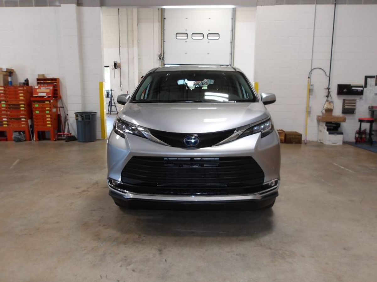 Silver Toyota Sienna image number 2