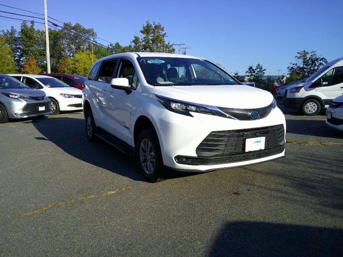 White Toyota Sienna image number 3