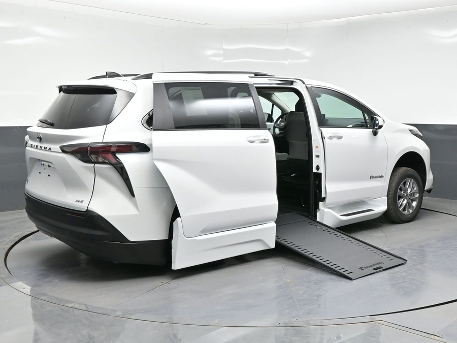 White Toyota Sienna image number 6