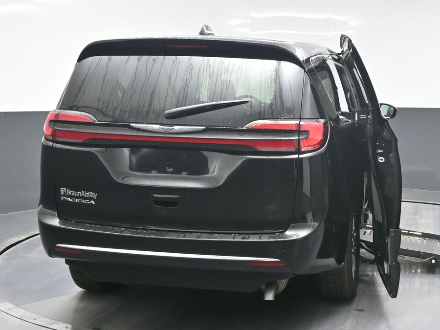 Black Chrysler Pacifica image number 5