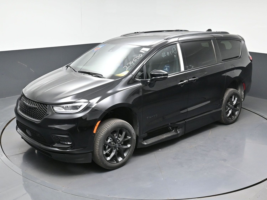 New 2026 Chrysler Pacifica Select Sport - BraunAbility Side Entry Fold Out Automatic Ramp