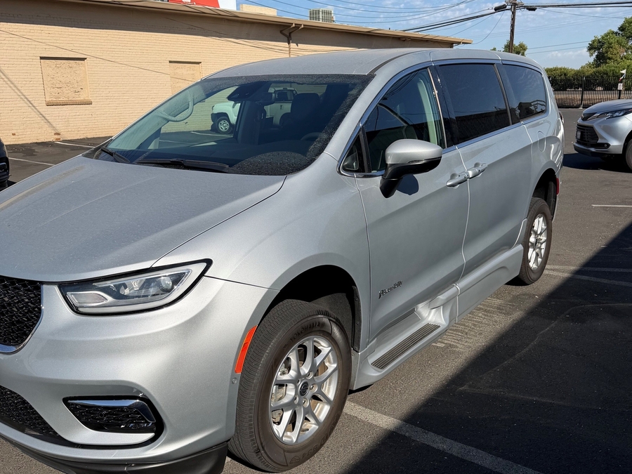 Used 2023 Chrysler Pacifica Touring L Safety - BraunAbility Side Entry In Floor Automatic Ramp