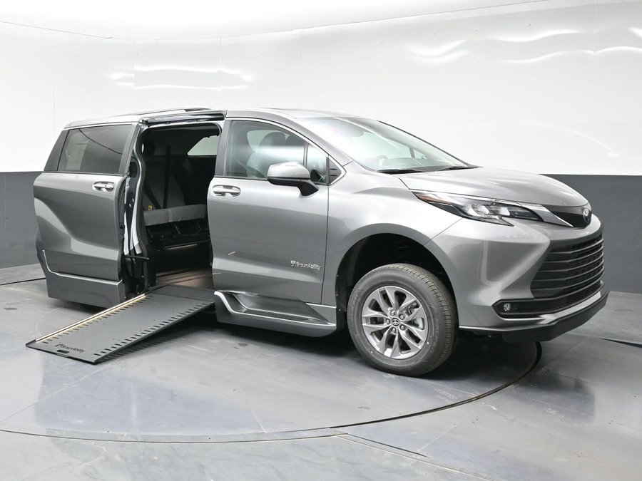 Grey Toyota Sienna image number 4