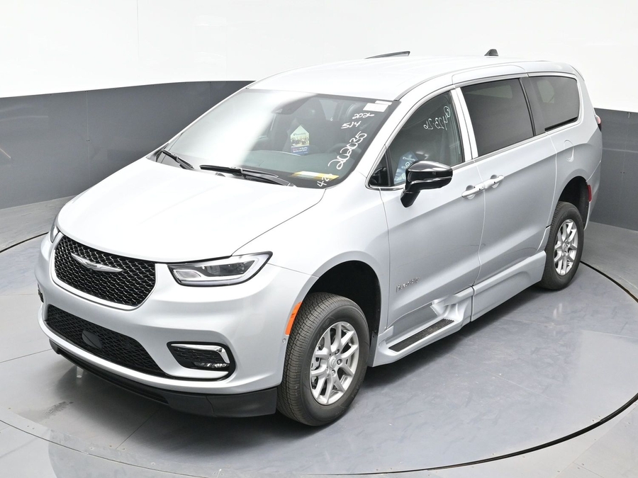 New 2026 Chrysler Pacifica Select Safety - BraunAbility Side Entry Entry In Floor Automatic Ramp