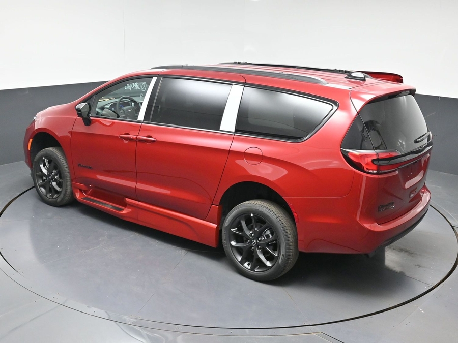 Red Chrysler Pacifica image number 22