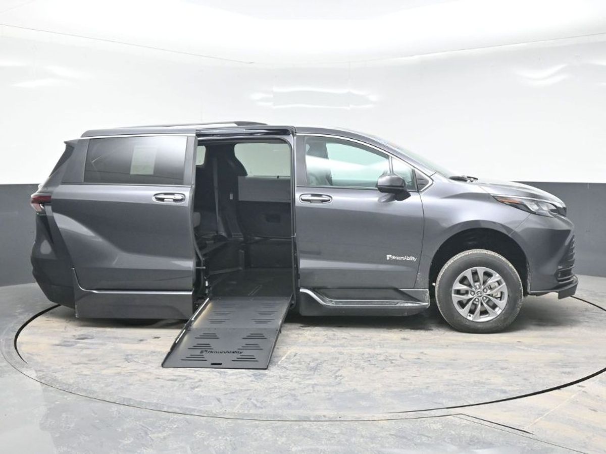 2025 TOYOTA SIENNA - Image 6