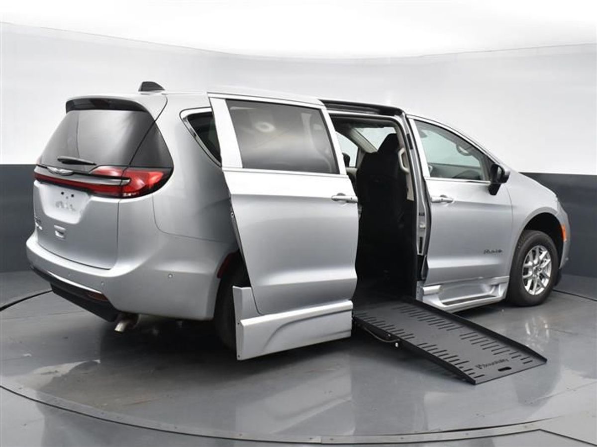 Silver Chrysler Pacifica image number 12