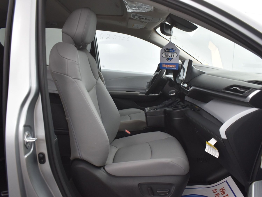 New 2025 Toyota Sienna Hybrid XLE Base - BraunAbility Side Entry Entry Fold Out Automatic Ramp