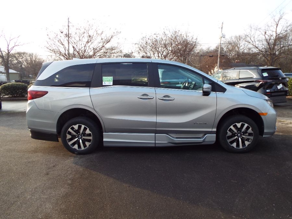 Silver Honda Odyssey image number 4