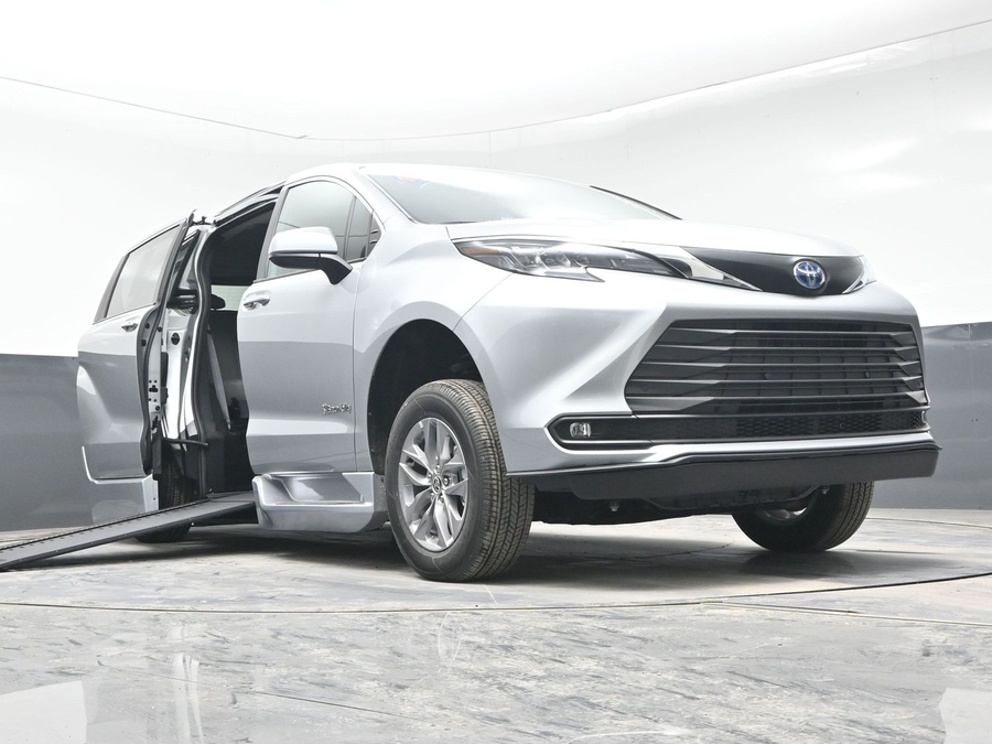 New 2025 Toyota Sienna Hybrid XLE Plus - BraunAbility Side Entry Entry In Floor Automatic Ramp