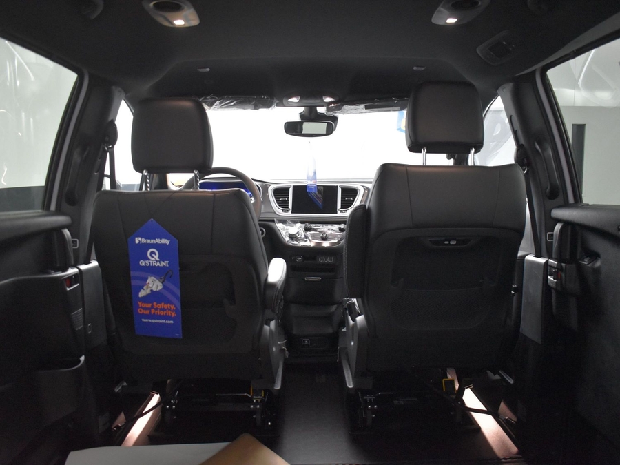 New 2025 Chrysler Pacifica Select Safety - BraunAbility Side Entry Entry In Floor Automatic Ramp