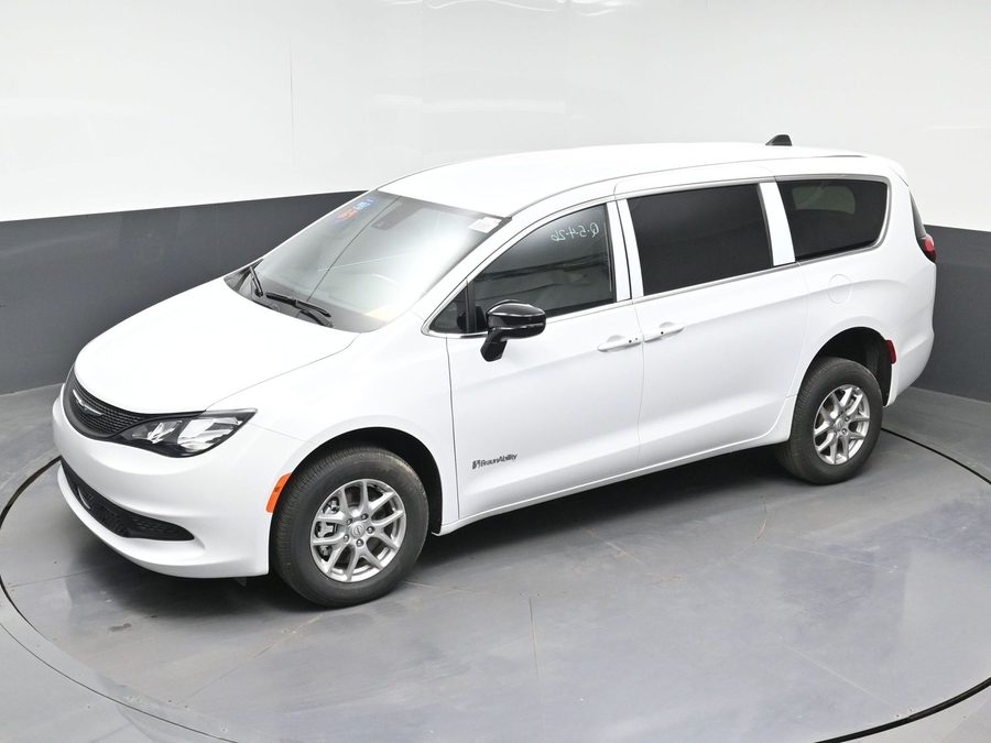 White Chrysler Voyager image number 22